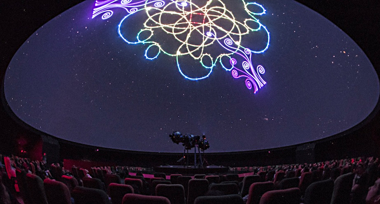 Proyección de luces dentro del domo del Planetario de Bogotá.