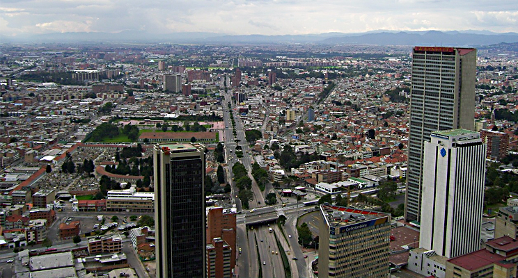 Foto panorámica de la ciudad de Bogotá cerca al centro de la ciudad hacia el oriente.