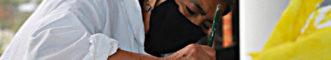 Fotografía en primer plano de una señora de la tercera edad manipulando un pincel