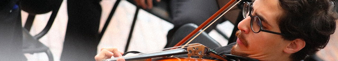 Fotografía a uno de los jóvenes violinistas en acción de la Filarmónica Juvenil