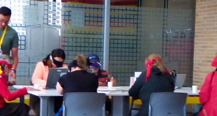 Personas mayores en el espacio de taller en la biblioteca