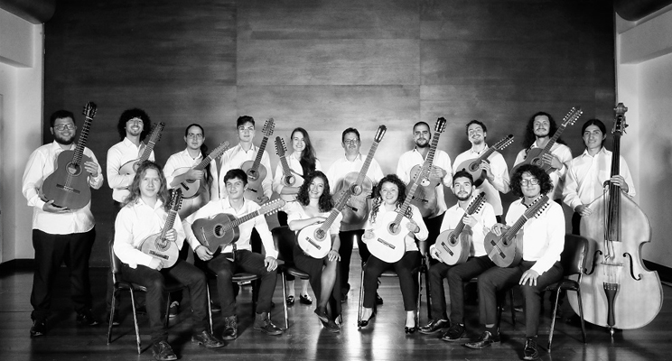 Grupo de la Filarmónica posando para la foto