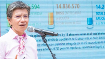 Fotografía de la alcaldesa mayor de Bogotá, Claudia López, hablando ante el micrófono en un espacio abierto.