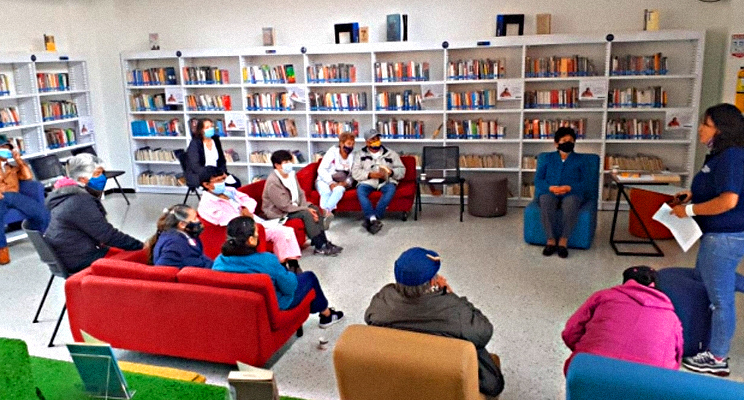 Fotografía de un grupo de personas de la tercera edad en un taller en la biblioteca