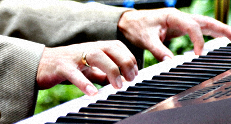 Fotografía de unas manos interpretando sobre el piano