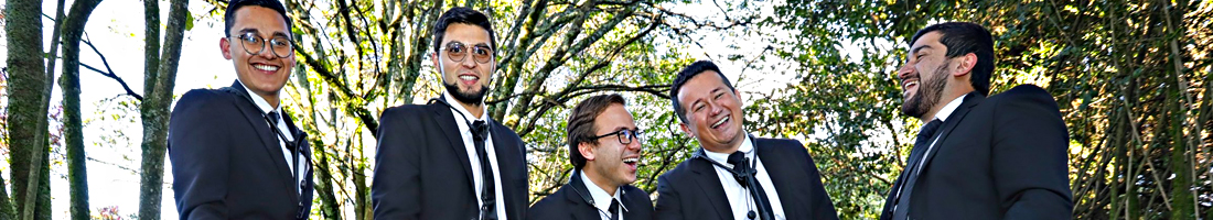 Fotografía de los cinco saxofonistas de cámara sonriendo