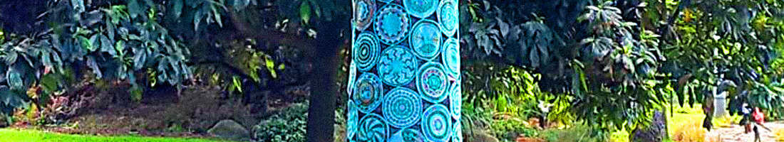 Foto donde se distingue el tallo de un árbol intervenido con tejidos hechos a mano en le Jardín Botánico de Bogotá