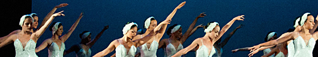 Fotografía en plano medio de bailarinas de ballet en acción.