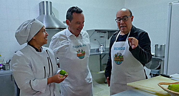 En la imagen a la izquierda la señora Elsy Giraldo cocinera tradicional de la Plaza de Mercado del doce de octubre, a su derecha el secretario de salud Alejandro Gómez y seguido el escritor Ricardo Silva