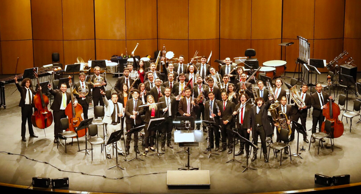 Foto panorámica de los miembros de la Banda Filarmónica Juvenil de Bogotá