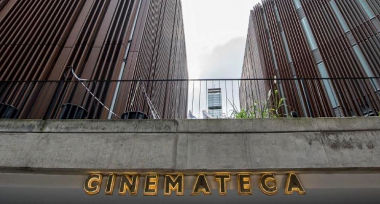 en contrapicado de la fachada de la nueva Cinemateca distrital donde se destaca el título "Cinemateca"