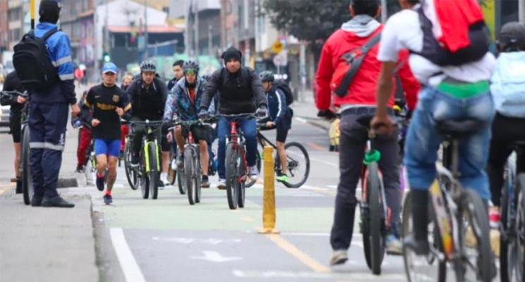 Foto donde se aprecia a la ciudadanía haciendo uso de la bicicleta en el día sin carro y sin moto en Bogotá