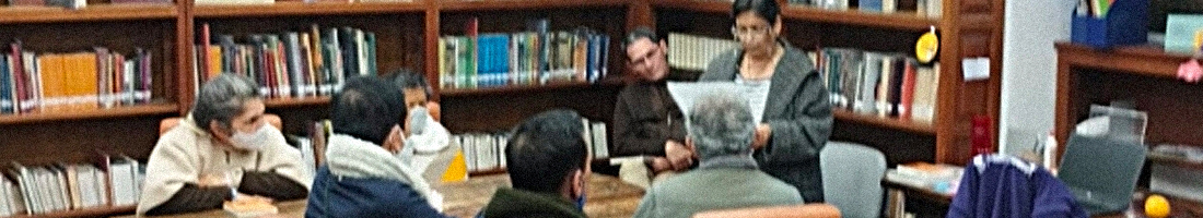 Un grupo de adultos mayores en espacio de taller en la biblioteca