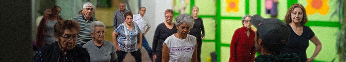 Foto donde se aprecian adultos mayores realizando actividad física.