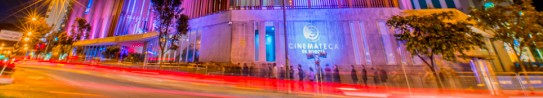 Foto panoramica de la Cinemateca de Bogotá de noche