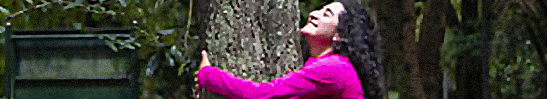 Fotografía de una mujer de cabello crespo negro abrazando un árbol en el Jardín Botánico de Bogotá