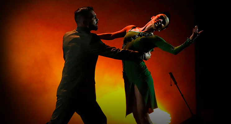 Un hombre y una mujer bailando tango en la puesta en escena de la obra.