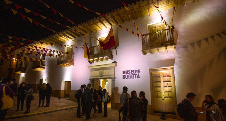 Fotografía nocturna de la fachada del Museo de Bogotá