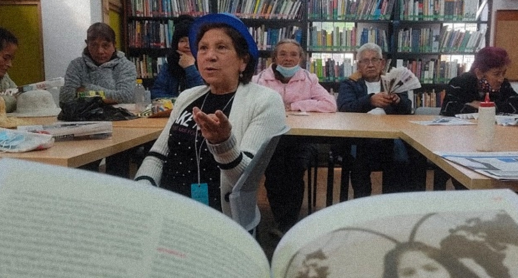 Grupo de adultas mayores en la biblioteca.
