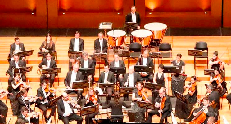 Foto panorámica de una parte de la Orquesta Filarmónica de Bogotá - OFB