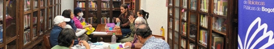 Adultos mayores en el espacio de la biblioteca tomando un taller