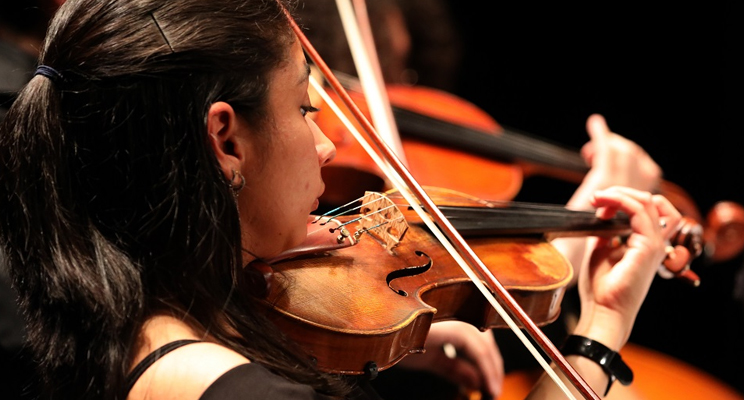 Mujer joven interpretando el violín