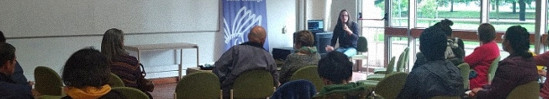 Adultos mayores en espacio de taller en la biblioteca