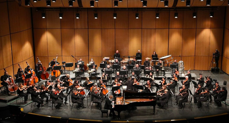 Foto general de la Orquesta Filarmónica de Bogotá en un auditorio