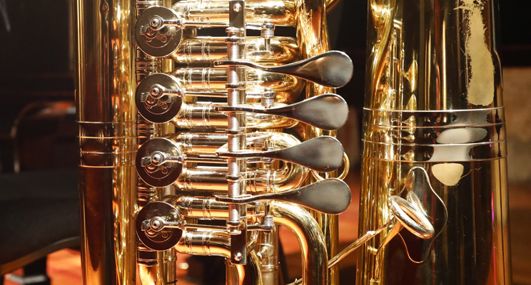 Foto de detalle de una parte de un saxofón.