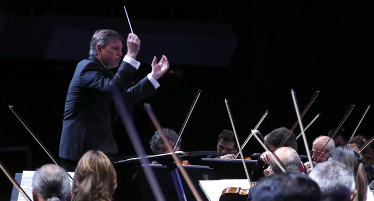 Director de orquesta en acción en un concierto