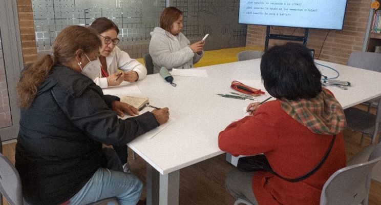 Adultas mayores en el espacio de taller en la biblioteca