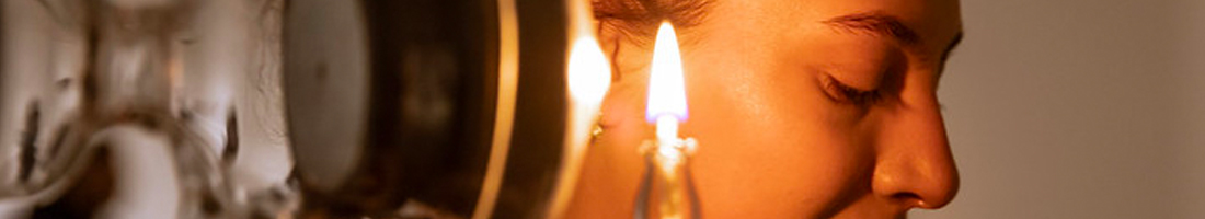 Mujer detrás de unas velas