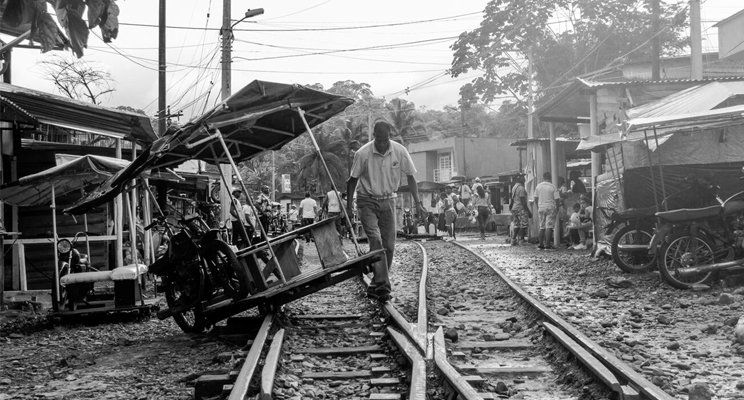 Foto en blanco y negro de una persona montando una carreta al ferrocarril, fotografía de Sandra Rengifo