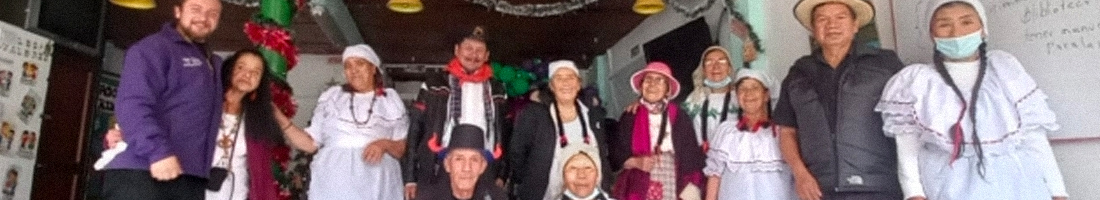 Personas mayores con vestidos típicos posando para la foto