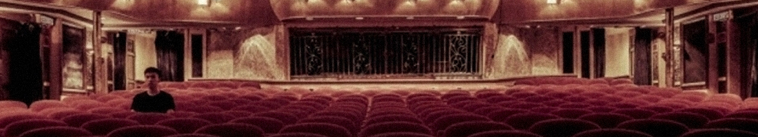 En la foto se ve un teatro vacio con solo una persona en el público