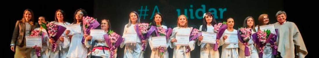 En la foto un grupo de mujeres acompañadas de la Alcaldesa Mayor de Bogotá y la Secretaria de la Mujer