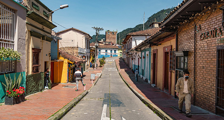 En la foto se aprecia una de las calles del barrio La Candelaria, en el centro histórico de Bogotá