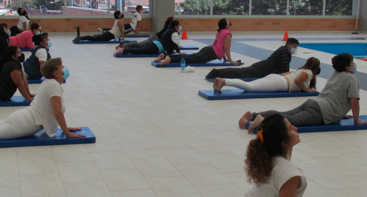 Mujeres de varias edades realizando ejercicios de Yoga