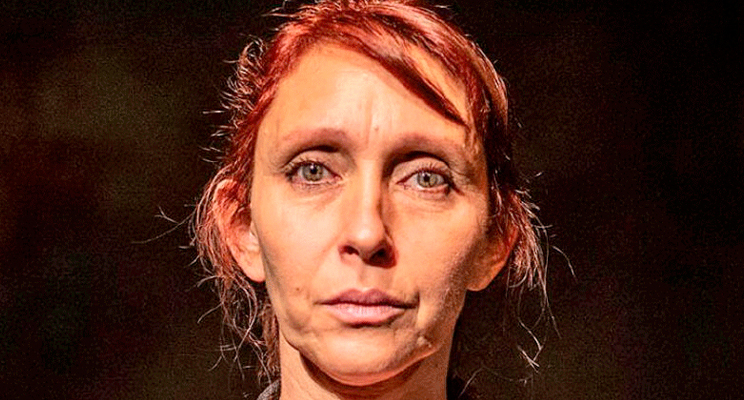 Foto en plano detalle del rostro de una mujer con ojeras y expresión seria