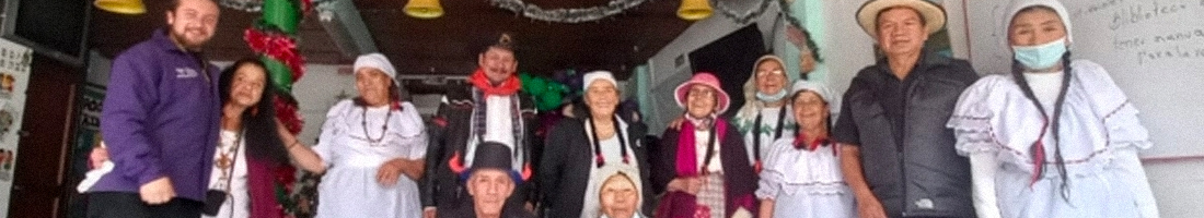Grupo de adultos mayores con trajes de música folclórica colombiana