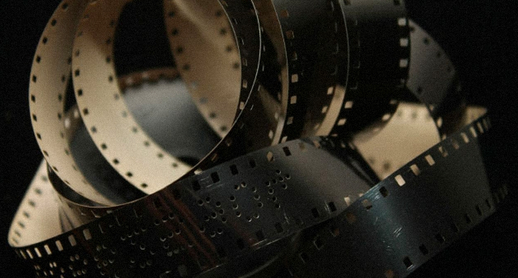 Foto de un rollo de cine sobre un fondo negro