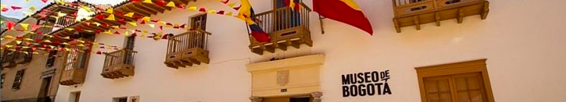 Fachada de la Casa de los Siete Balcones en el centro histórico de Bogotá