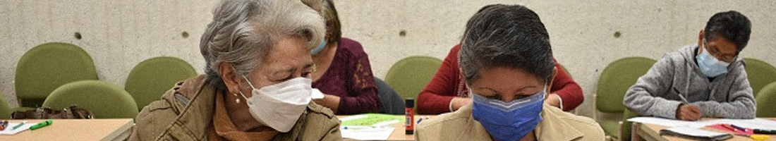 Dos mujeres adultas mayores charlando en el espacio de taller en la biblioteca