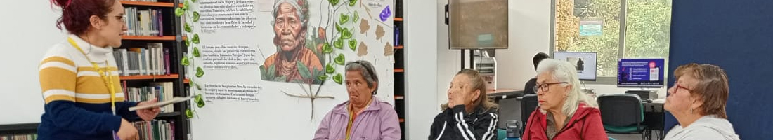 Mujeres adultas mayores en espacio de taller en la biblioteca