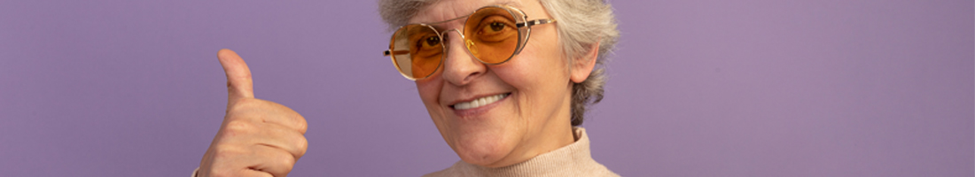 Anciana sonriente vistiendo un suéter de cuello alto
