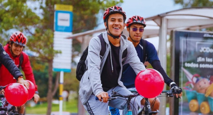 Personas montando en bicicleta contentos