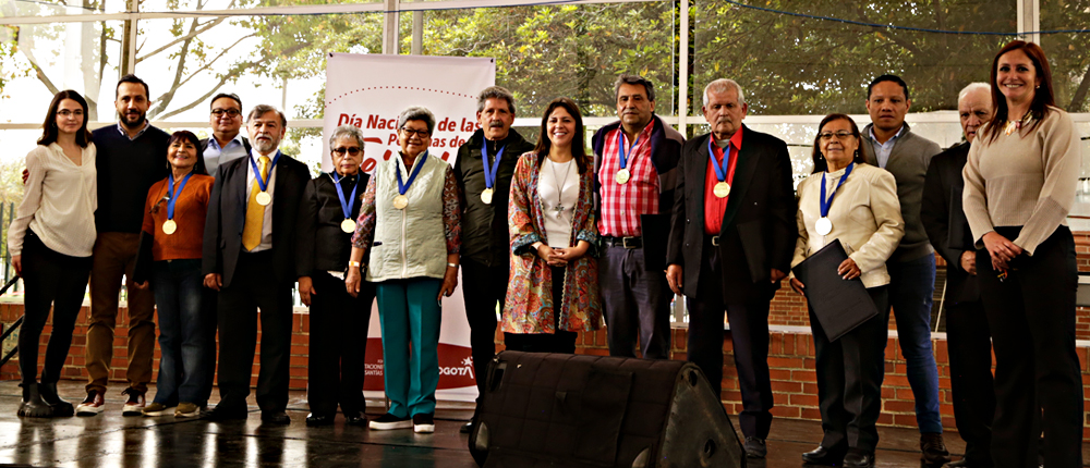 Pensionados que recibieron la Medalla al Espíritu Solidario 2021 - 2022 en el marco de la celebración del Día Nacional de las Personas de la Tercera Edad y del Pensionado 2022