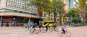 Fotografía de la carrera séptima con calle 19, en la cual se encuentra un grupo de ciclistas y la vía está vacía.