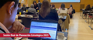 Fotografía donde se puede observar uno de los colaboradores de FONCEP concentrado frente a su PC portátil en le desarrollo de la reunión de Planeación estratégica 2023.