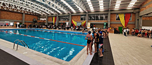 En la foto se aprecia la piscina semiolímpica del Centro de Desarrollo Comunitario Lourdes donde hay niñas, niños, adolescentes y adultos mayores disfrutando del espacio